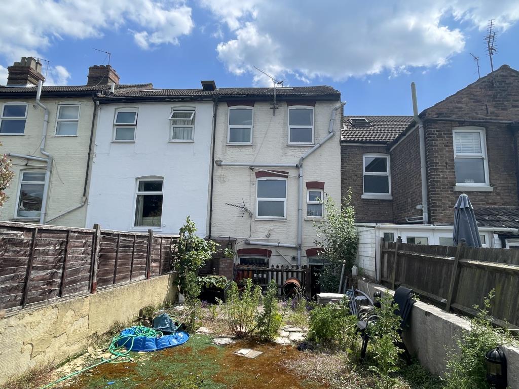 Lot: 6 - LARGE HOUSE FOR REFURBISHMENT CLOSE TO TOWN CENTRE WITH POTENTIAL FOR CONVERSION - Rear view of house for improvement
